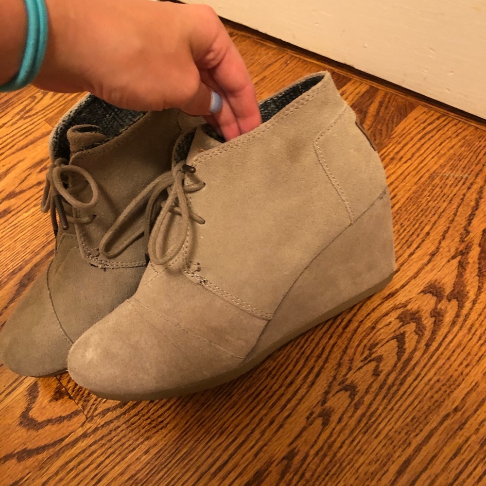 Toms suede booties never worn!